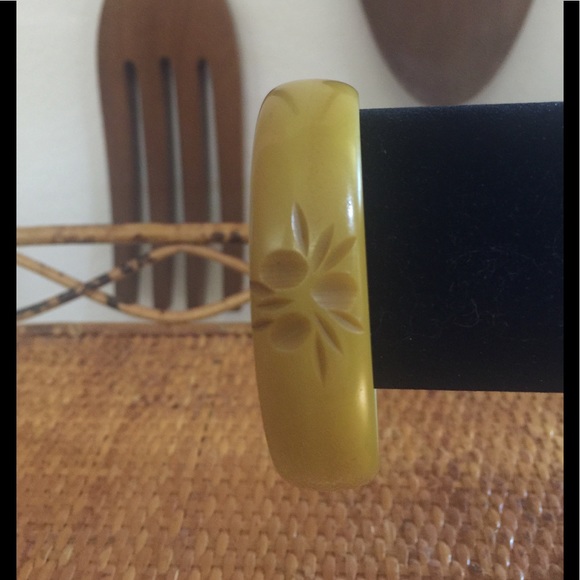 BAKELITE CARVED LEMONGRASS BRACELET - Picture 1 of 3